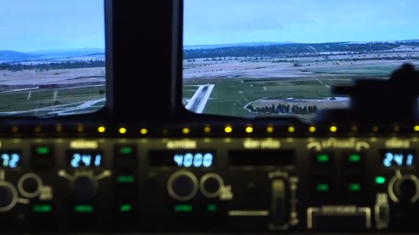 Video: Boeing přistával bez motoru. Reportérka byla v kokpitu